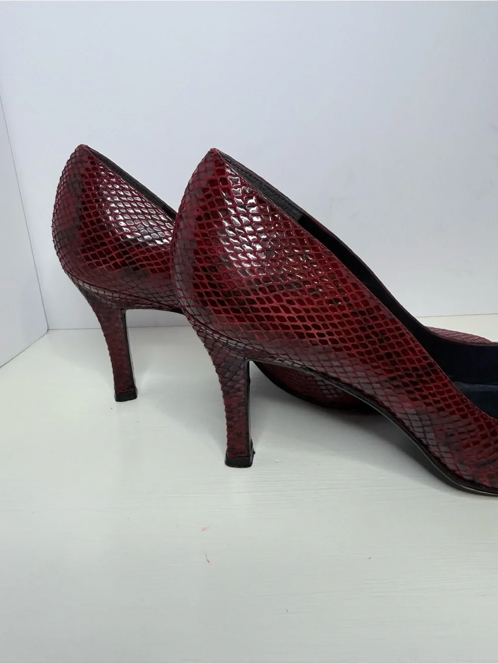 Stuart Weitzman Burgundy Wine Red Snake-Skin Embossed PointedToe Pumps Heels 9.5